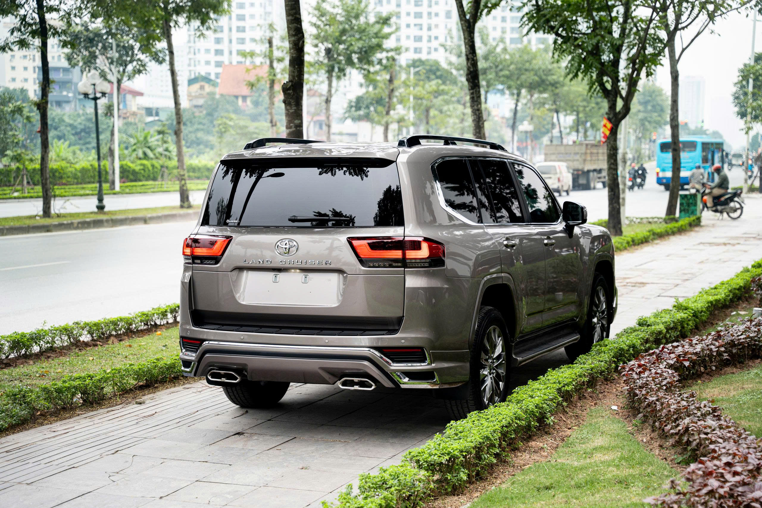 Toyota Land Cruiser LC300 2023a6