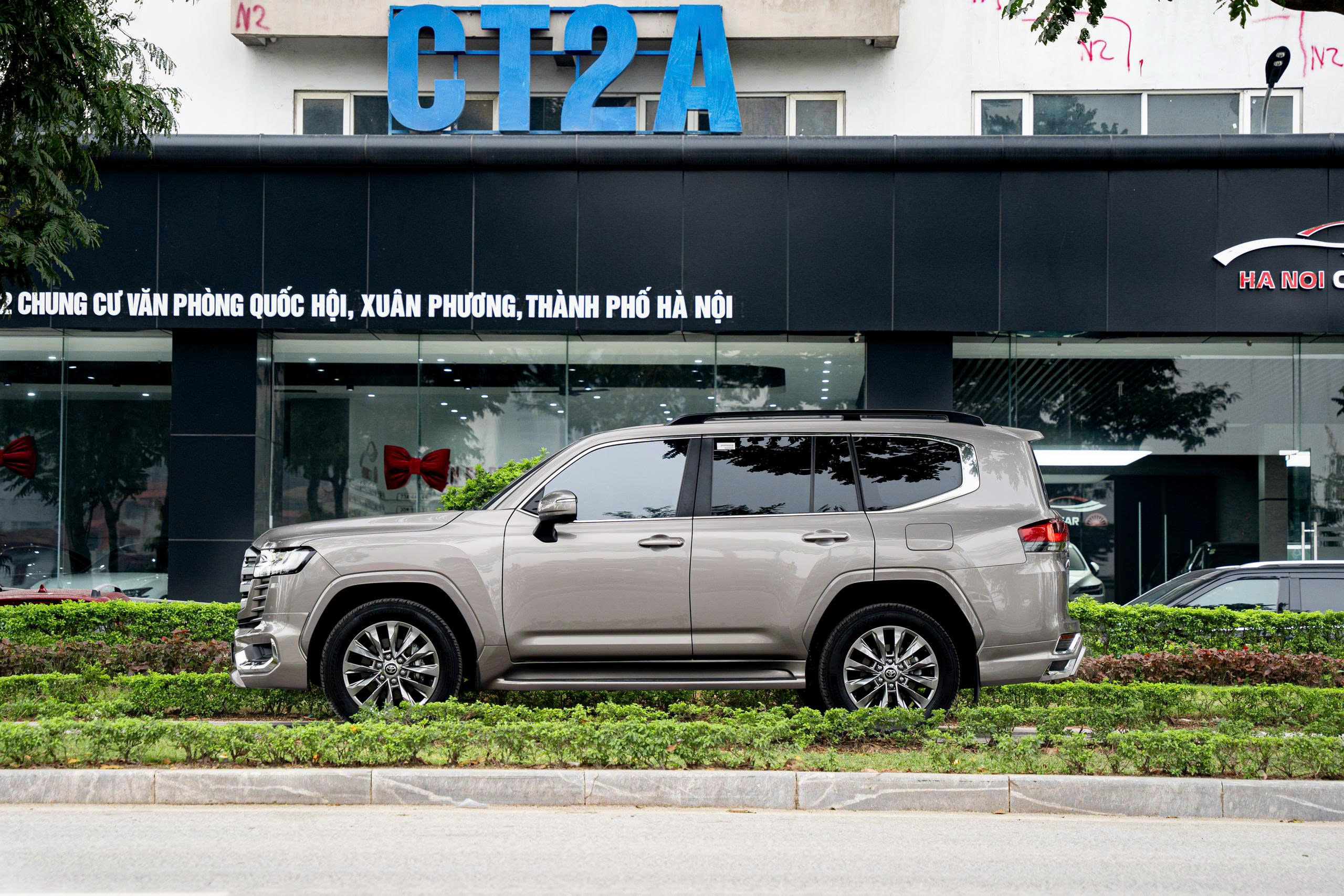 Toyota Land Cruiser LC300 2023a8