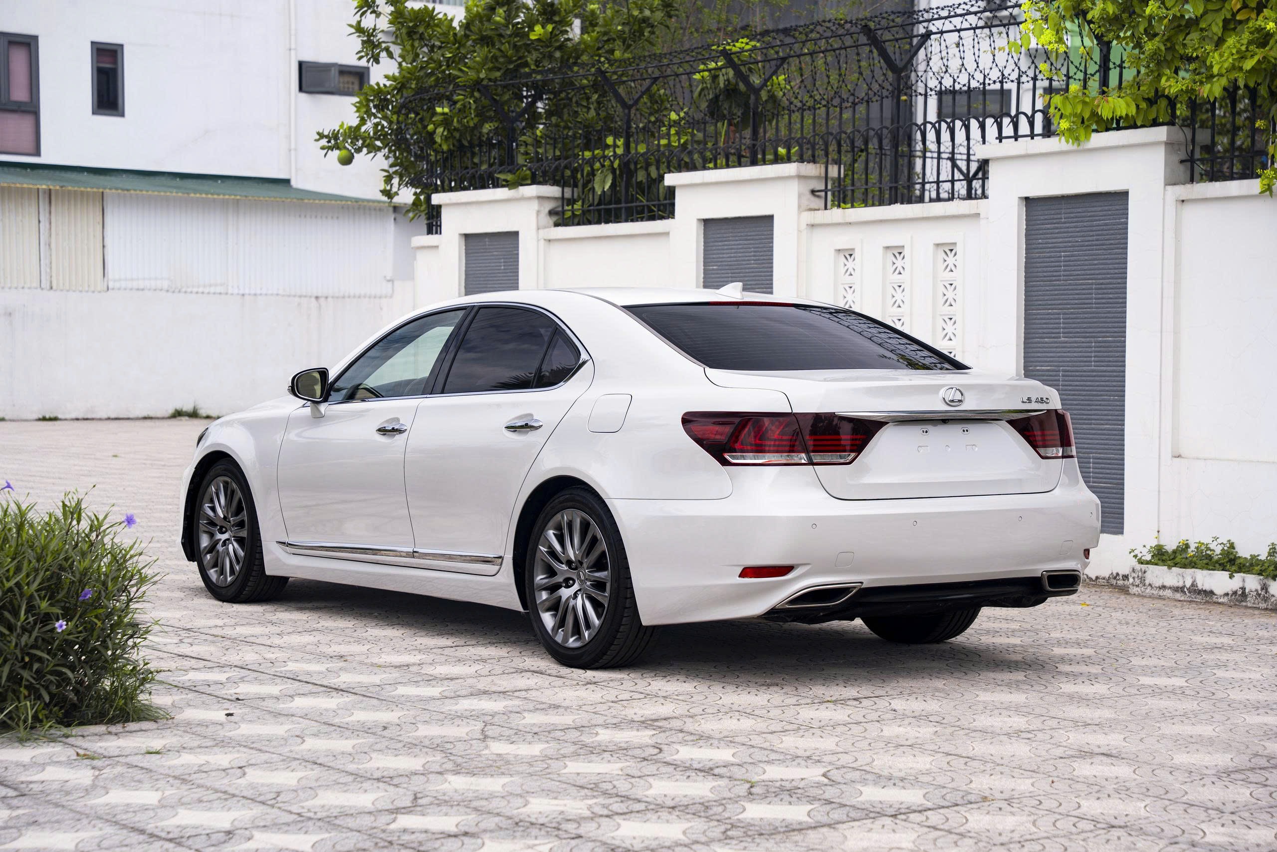 Lexus LS460 2016a3