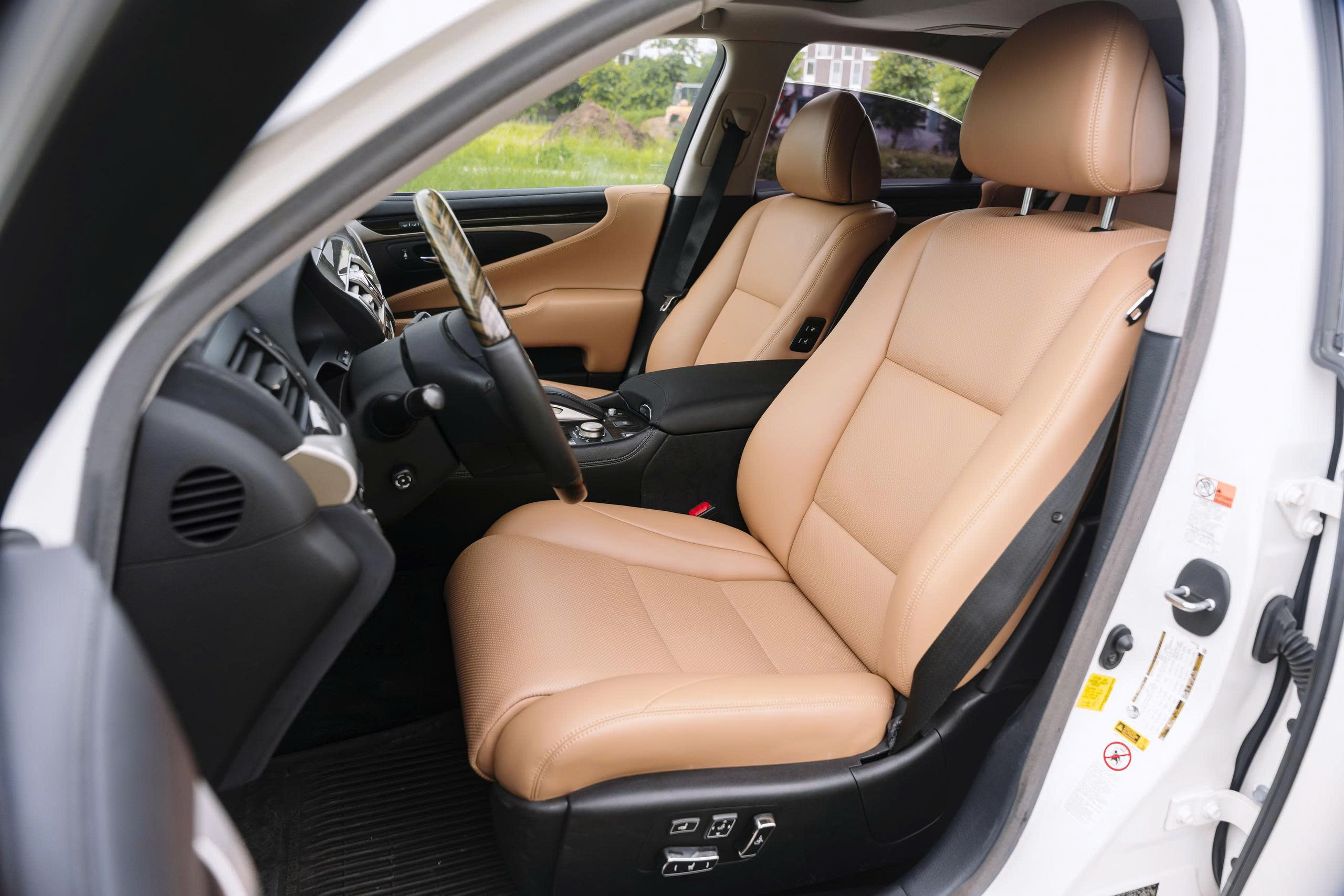Lexus LS460 2016a6