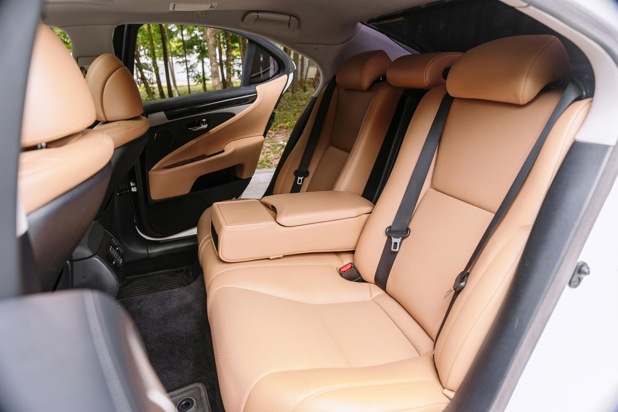 Lexus LS460 2016a8