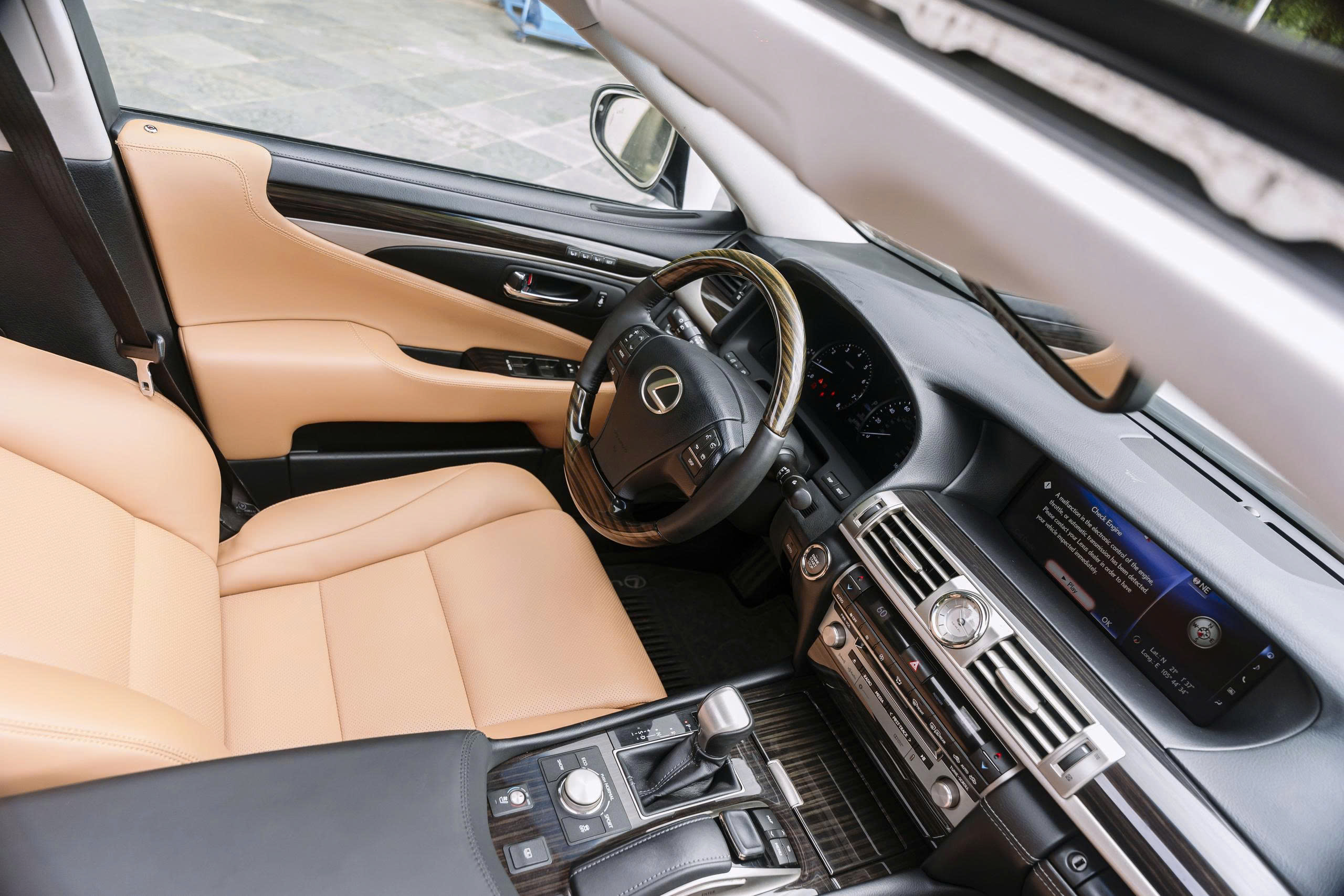 Lexus LS460 2016a9