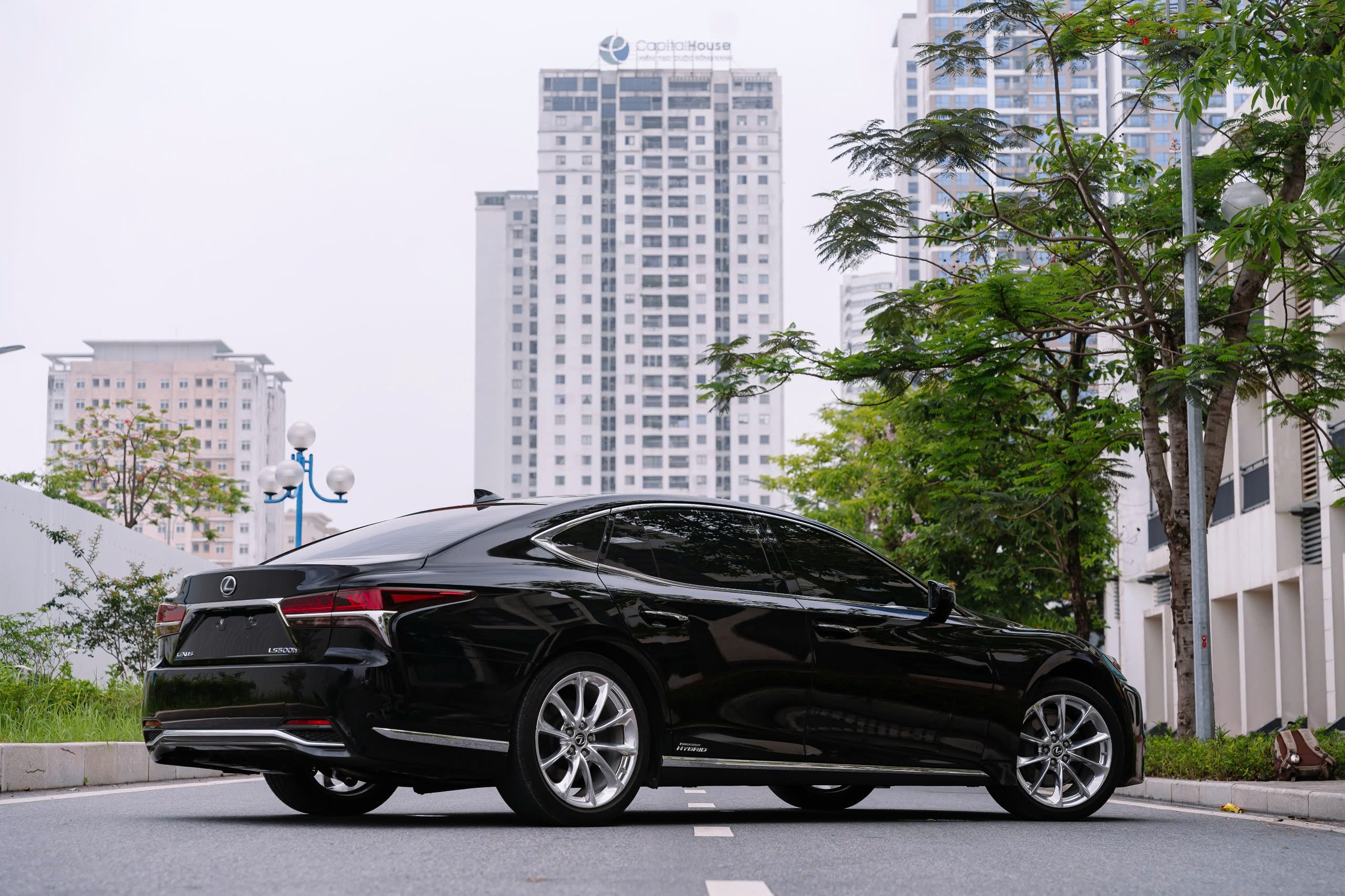 Lexus LS500h a1
