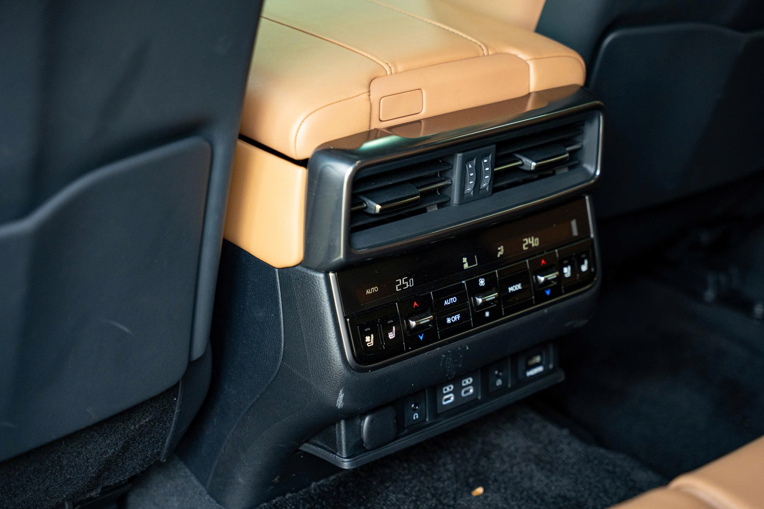 Lexus LX600 Urban 2024a10