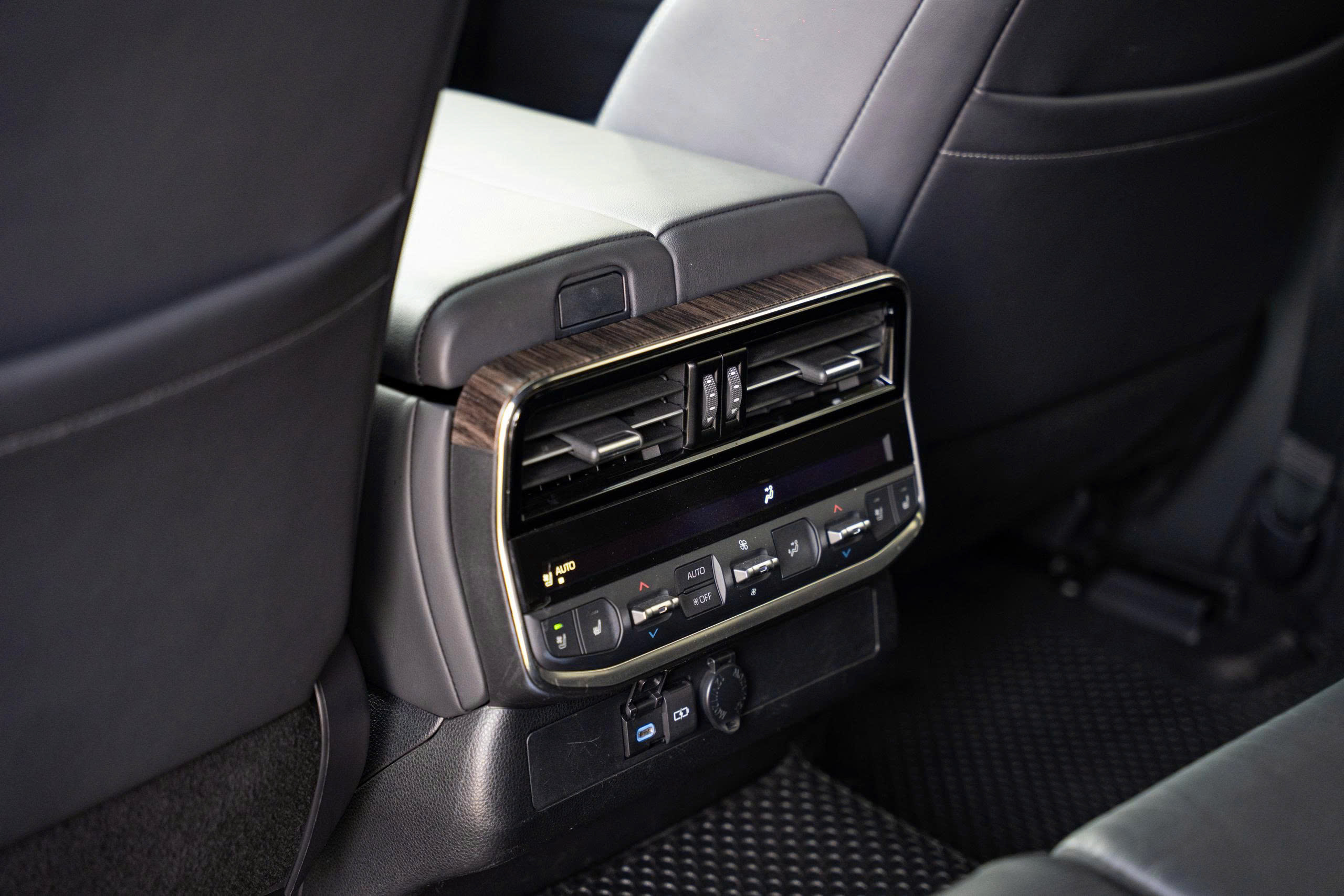 Toyota Land Cruiser LC300 2022a13