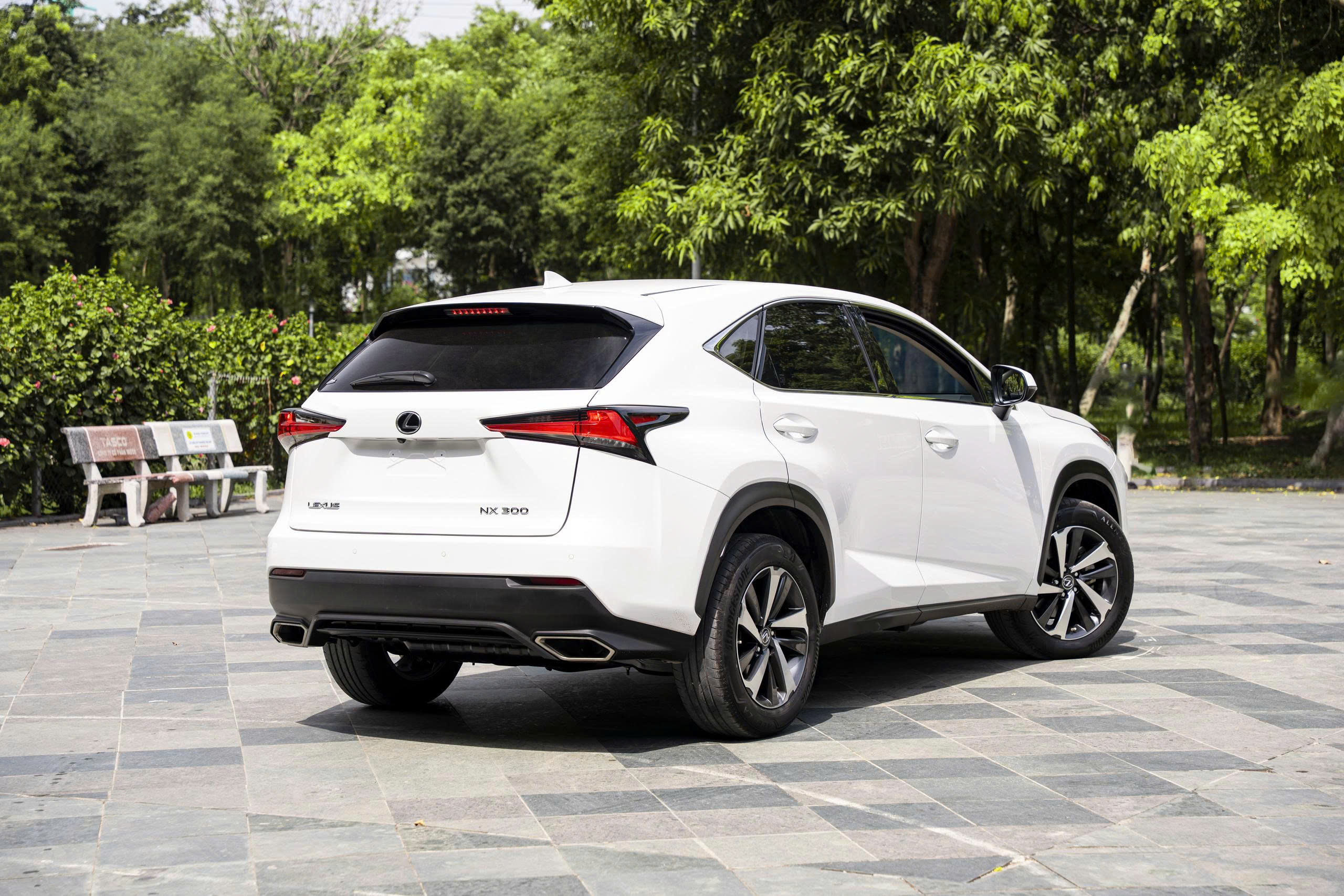 Lexus NX300 2021a3