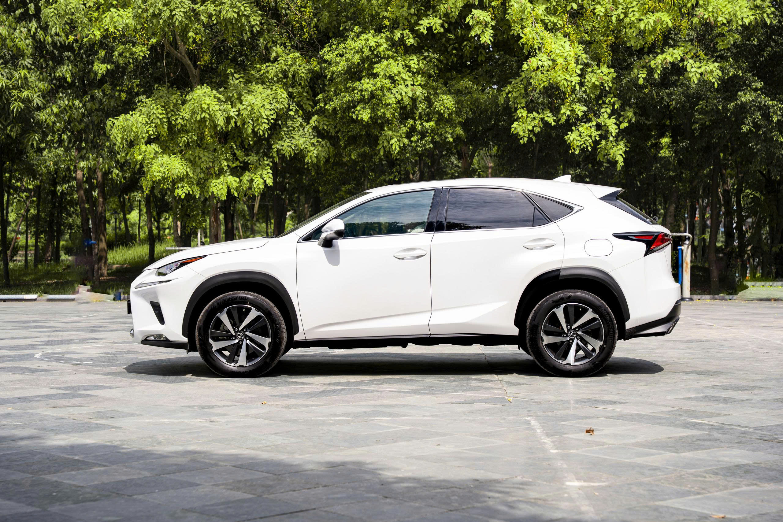 Lexus NX300 2021a6