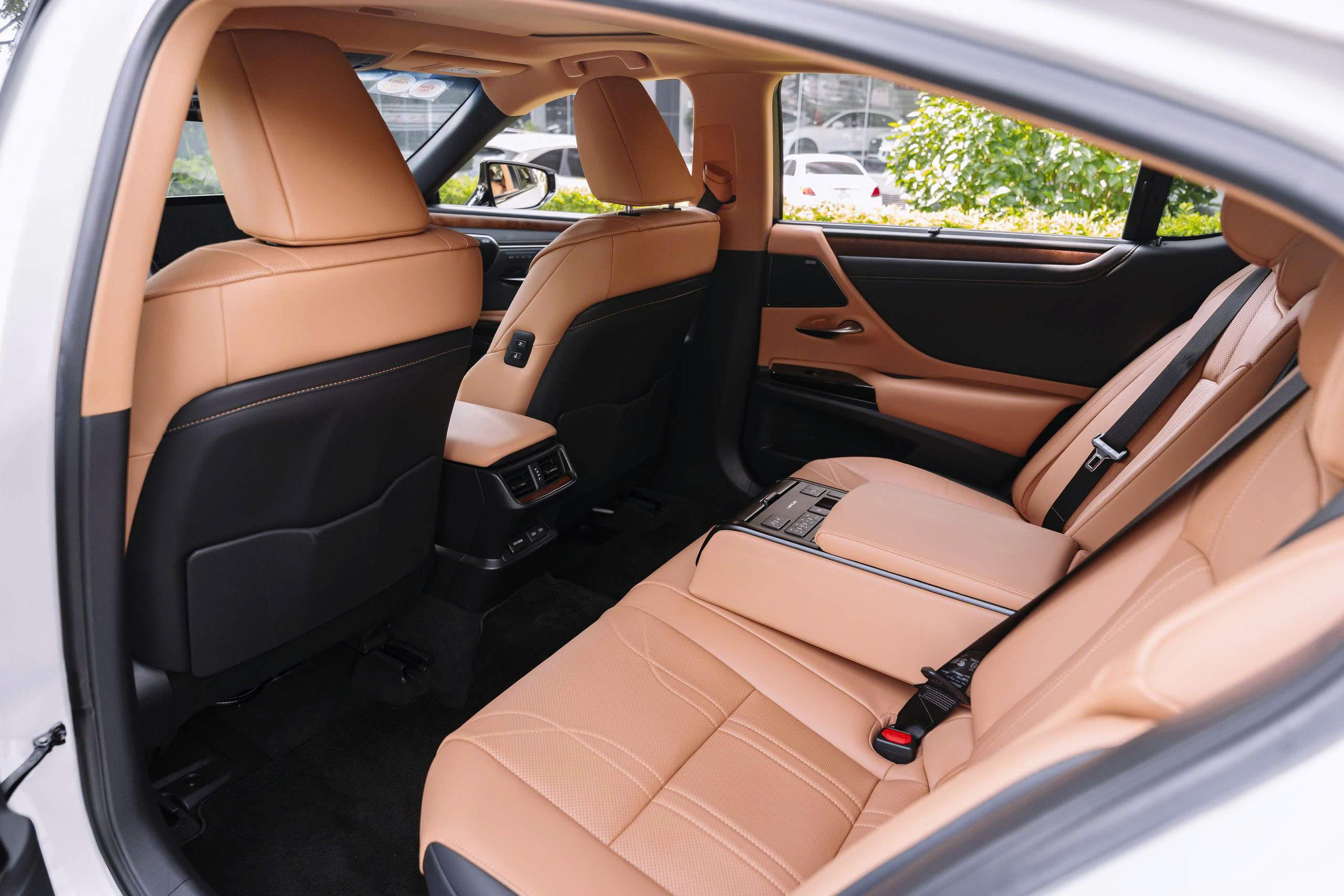 Lexus ES300h 2025a10
