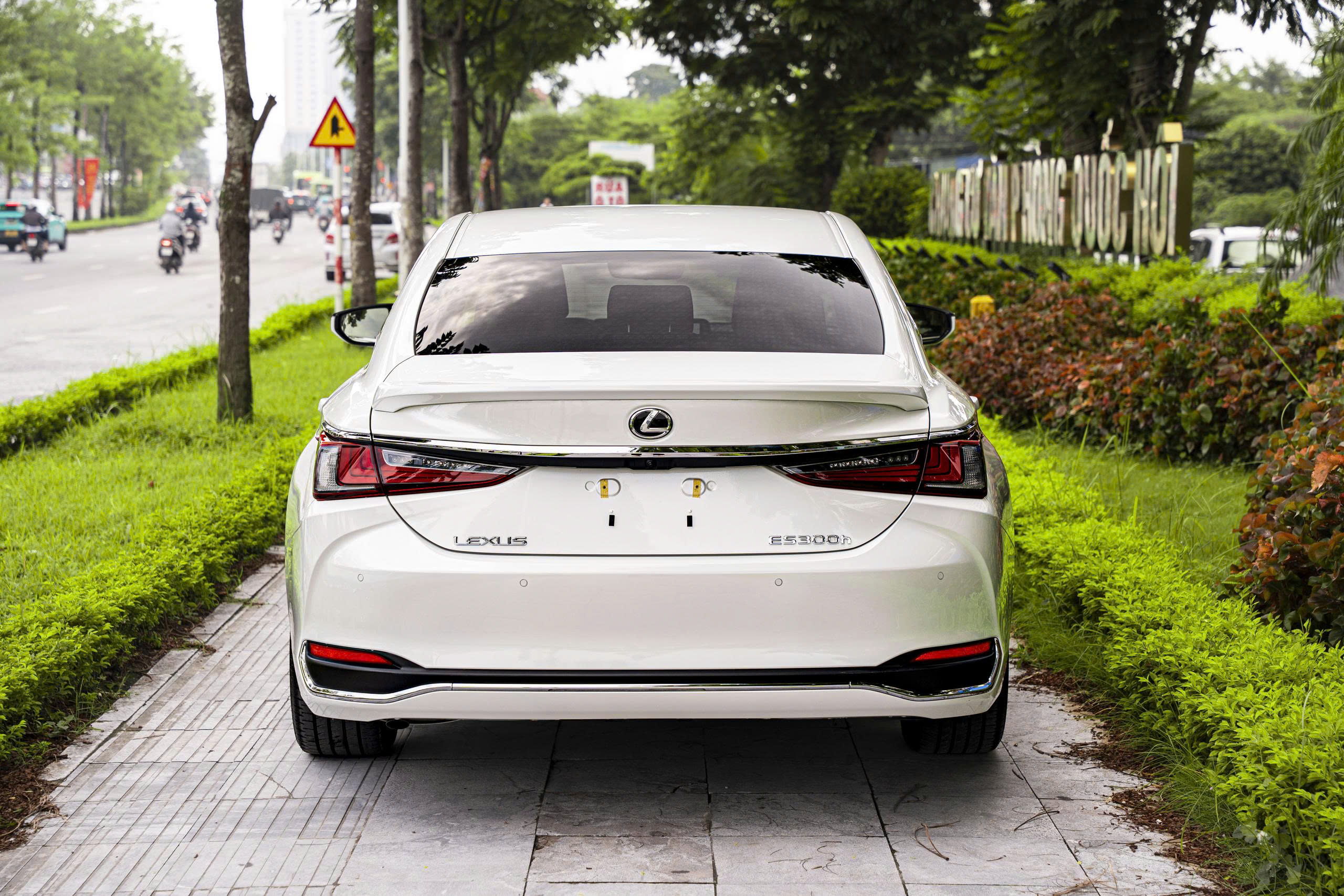 Lexus ES300h 2025a4