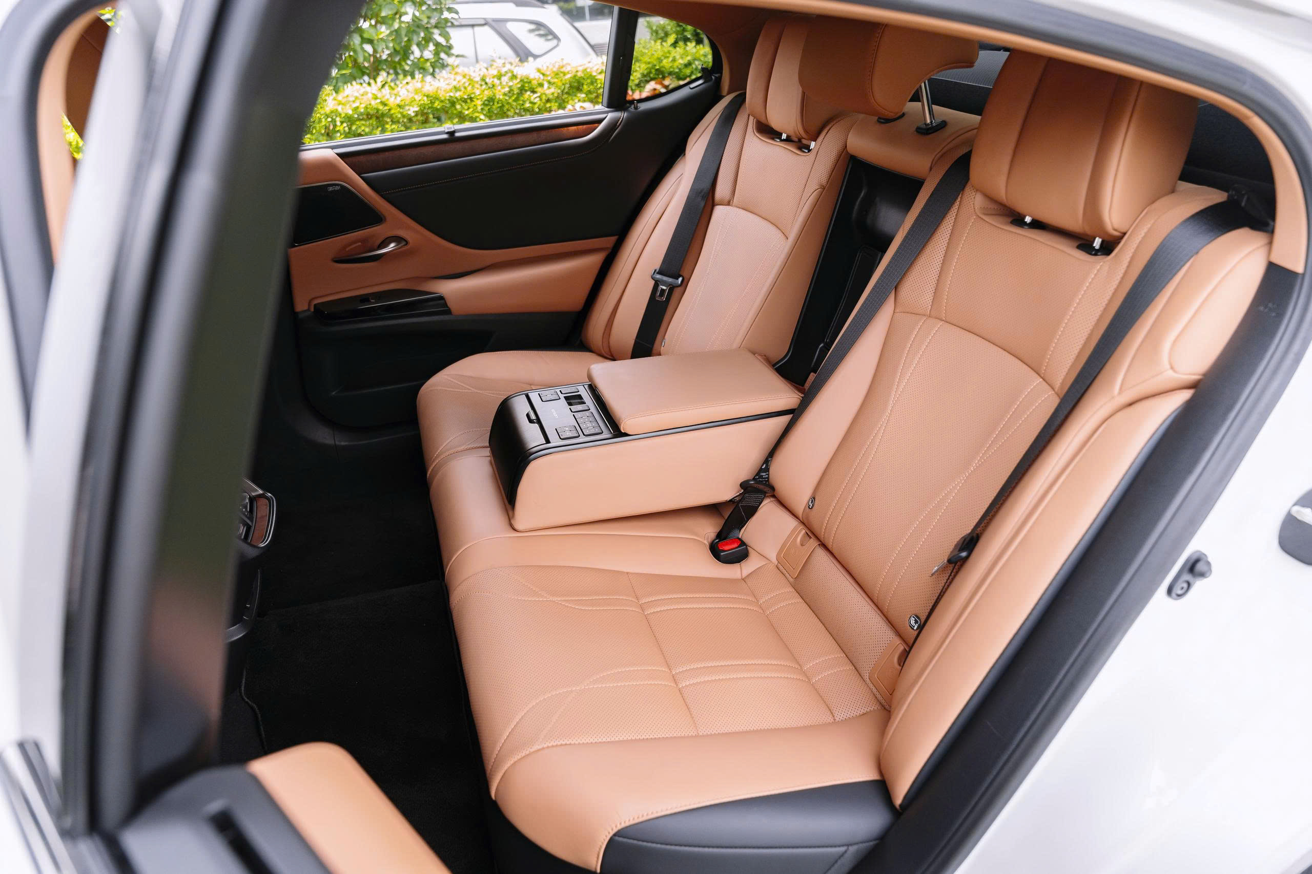 Lexus ES300h 2025a9